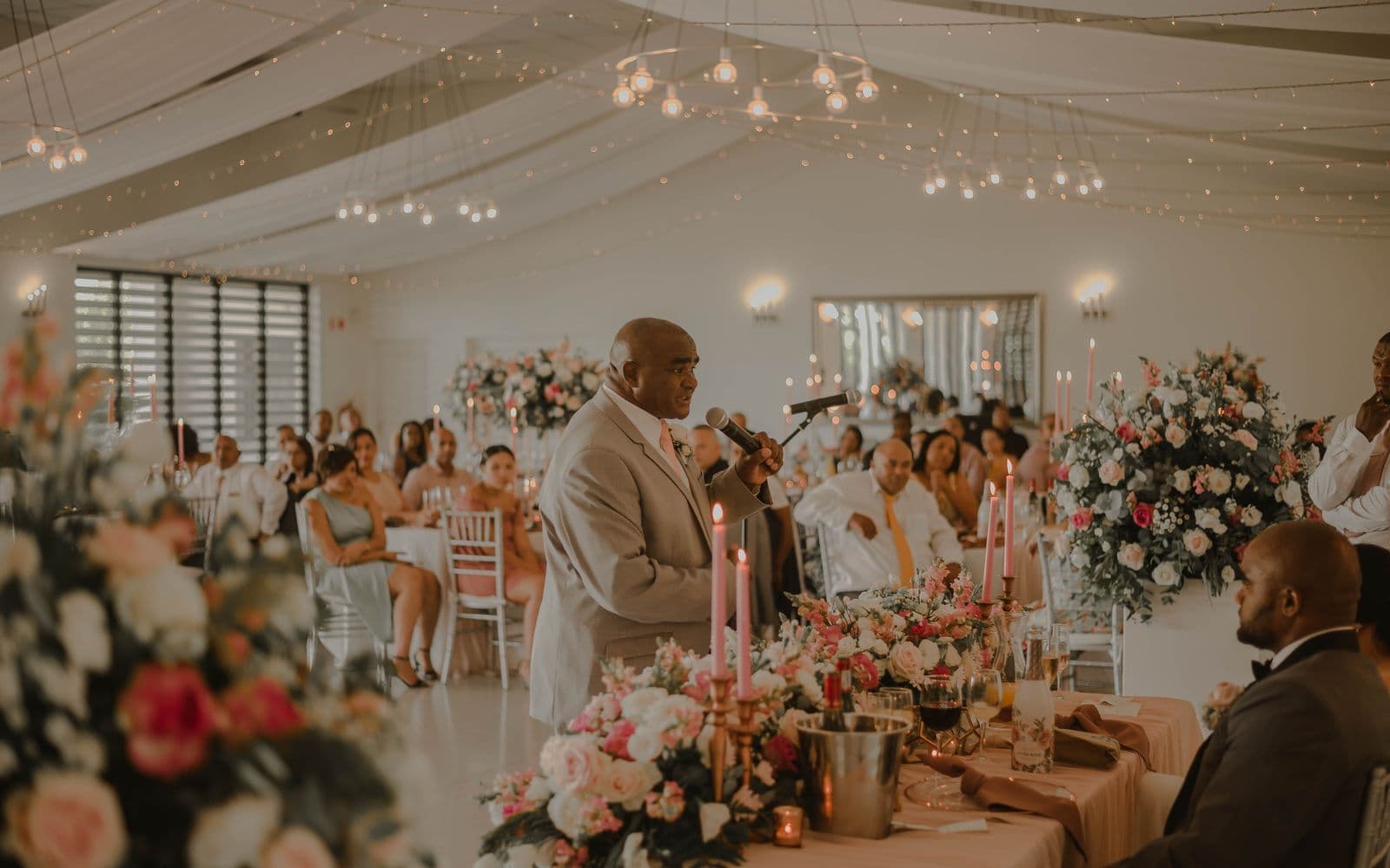Recepção de casamento com o cerimonial em andamento